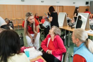 A caregiver talking to an elderly, depicting the power of support groups in caregiving.